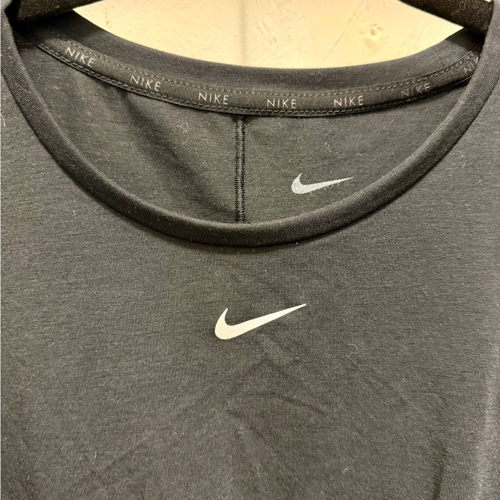 🏷️NWT Nike Dri-FIT One Luxe Women's Twist Cropped Short-Sleeve Top in Black 🖤 - Picture 6 of 12